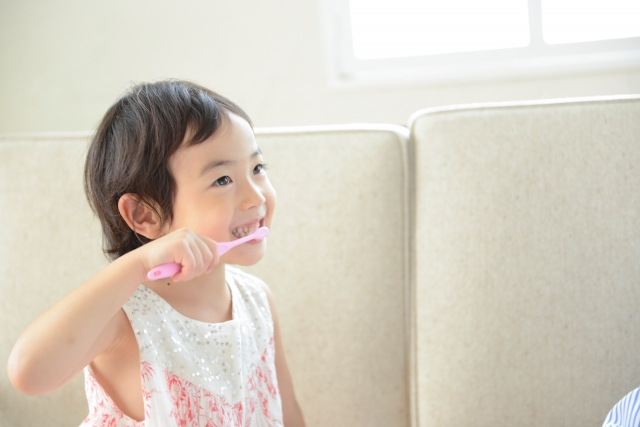 子どもの歯磨き粉ってどう選ぶのが正解 フッ素 キシリトール入りなど選ぶべきポイントやおすすめ歯磨き粉まで 小学館hugkum