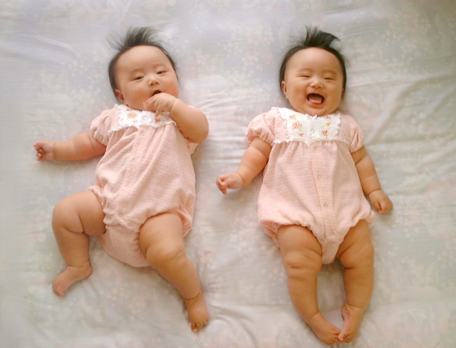 双子育児は大変だけど面白い 双子あるあるからパパママの苦労話 双子のテレパシーのことまで一挙紹介 小学館hugkum