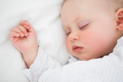 助産師監修 赤ちゃんの睡眠時間はどれくらい まとまって寝るようになるのはいつ 月齢別の快眠法を解説 Hugkum はぐくむ