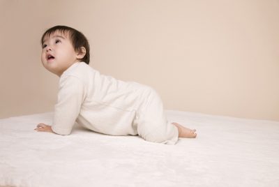 助産師監修 赤ちゃんのハイハイはいつから 時期や前兆 しない原因は 床のお手入れやハイハイガードも Hugkum はぐくむ