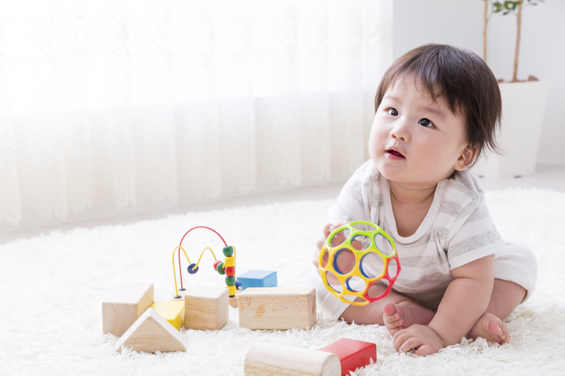 1歳児ができる遊びの特徴は 場所の選び方から室内 外遊び 手作りおもちゃのアイデアまで 助産師監修 Hugkum 小学館公式