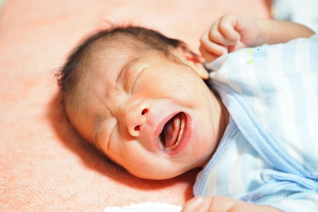 新生児の夜泣きはいつまで続く 夜泣きを経験したママパパが試した効果的な対策とは 小学館hugkum