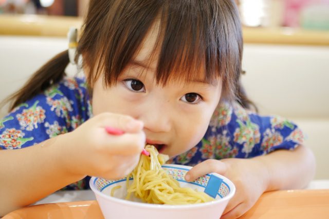 うちの子 食べるのが遅い 叱るのはng 子どもの遅食の原因 対策案をママパパにリサーチ 小学館hugkum