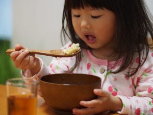うちの子 食べるのが遅い 叱るのはng 子どもの遅食の原因 対策案をママパパにリサーチ 小学館hugkum