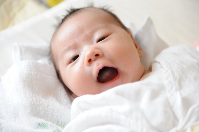 新生児が笑っているのはなぜ 新生児微笑と社会的微笑の違いや こうしたら笑った 体験談も Hugkum はぐくむ