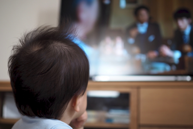 赤ちゃんにテレビはいつから見せていい 影響は テレビとの上手な付き合い方 小学館hugkum