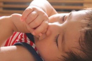 赤ちゃんのよだれかぶれ 原因や症状と対策法 市販薬の選び方を解説 医師監修 小学館hugkum