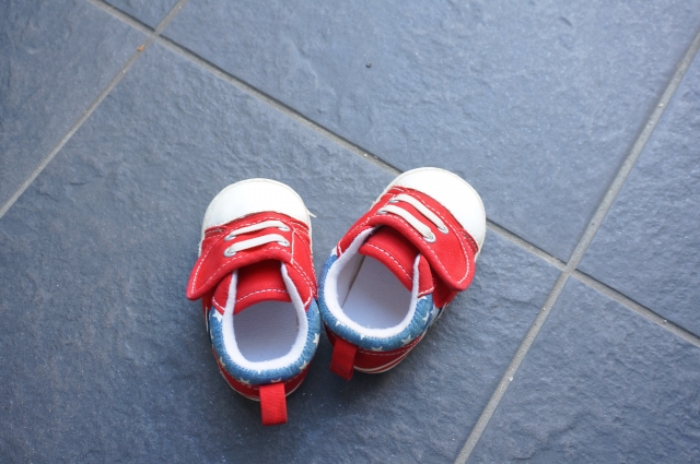 子供靴のサイズ 赤ちゃん 子どもの足ってどう測る サイズ表や靴選びのポイントを紹介 Hugkum はぐくむ