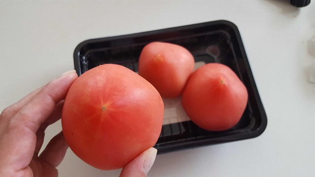 トマトの冷やしすぎはng 甘さをキープしながら上手に保存する方法は 常温 冷蔵 冷凍でのコツの違いを伝授 小学館hugkum
