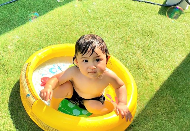 赤ちゃんのプールデビューはいつからok はじめてのプールに必要なもの 事前の確認ポイント 小学館hugkum