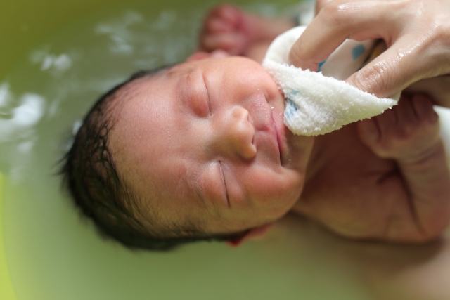 新生児のお風呂はいつから入れる 沐浴はいつまで 初めてのお風呂のママ パパ体験談も 小学館hugkum