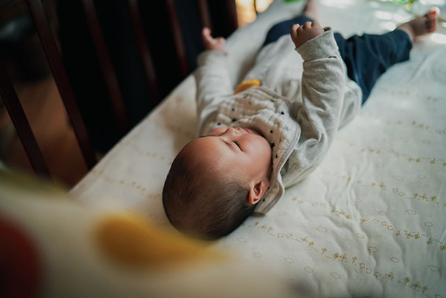 ベビーベッドにマットレスは必要 赤ちゃんの睡眠をサポートする敷布団 マットレスの選び方を解説 小学館hugkum