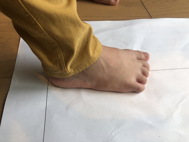子供靴のサイズ 赤ちゃん 子どもの足ってどう測る サイズ表や靴選びのポイントを紹介 小学館hugkum