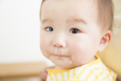 医師監修 赤ちゃんの鼻水の原因や特徴は お家でできる対処法や吸引方法 病院受診のタイミングまで 小学館hugkum