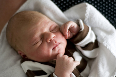 新生児の手足が冷たい 温めすぎはng 赤ちゃんの暑い 寒いのサインや原因と対策 助産師監修 小学館hugkum