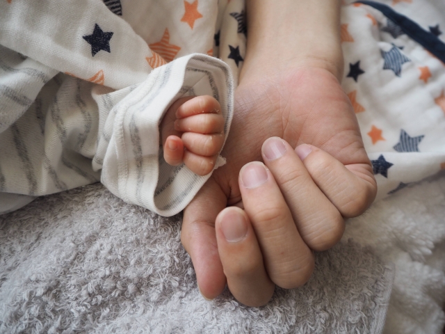 医師監修 赤ちゃんに腕枕はしてもいい 注意することは 腕枕のメリットやママパパ体験談も Hugkum はぐくむ