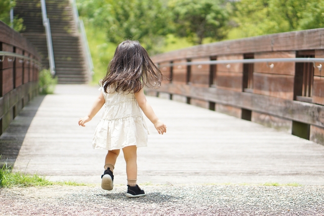 3歳児におすすめの子供靴まとめ 人気メーカーのキッズシューズ サイズ解説も Hugkum 小学館公式