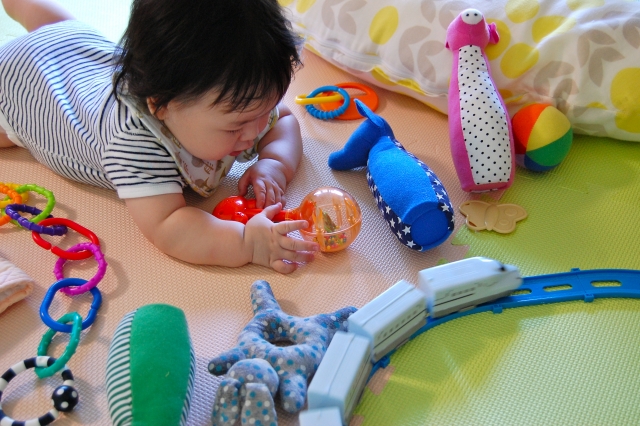 助産師監修 生後7ヶ月の赤ちゃんの成長と発育 離乳食の進め方や遊びの特徴 おもちゃの選び方まで解説 小学館hugkum