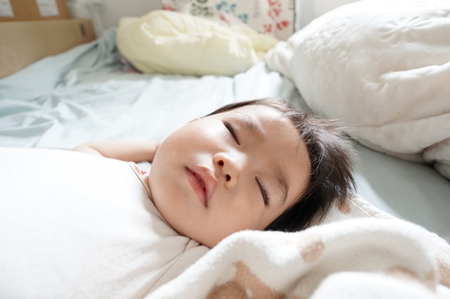 赤ちゃんの「ひどい夜泣き」は睡眠障害かも？悩んだときの対処法とは【専門医監修】 小学館HugKum