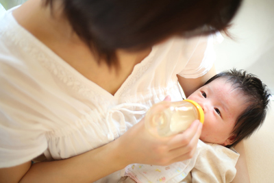 助産師監修 新生児に適切なミルクの量はどれくらい 1日のトータル量から週ごとの量まで解説 Hugkum はぐくむ