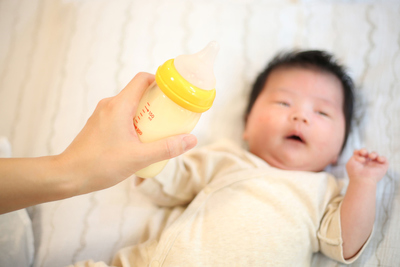 新生児のミルクの量はどれくらい 1日のトータル量や体重別の目安を解説 助産師監修 小学館hugkum