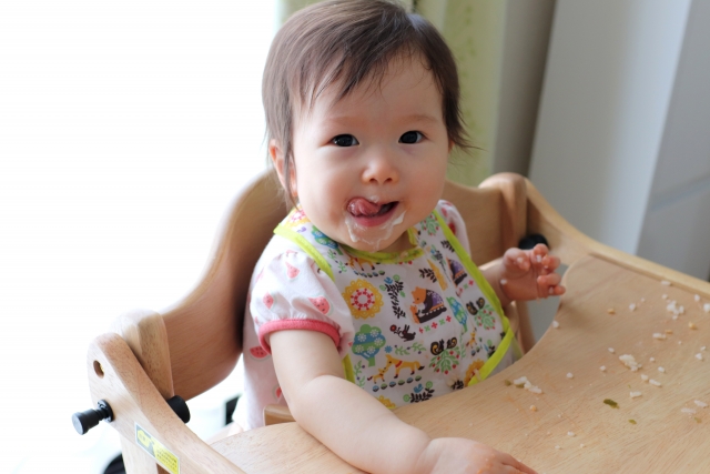 赤ちゃんの「手づかみ食べ 」はいつから始める？ スタート時期の見極め方や練習方法 小学館HugKum