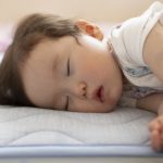赤ちゃんの寝返り防止に対策は必要？専用クッションや枕の使い方・注意点を解説