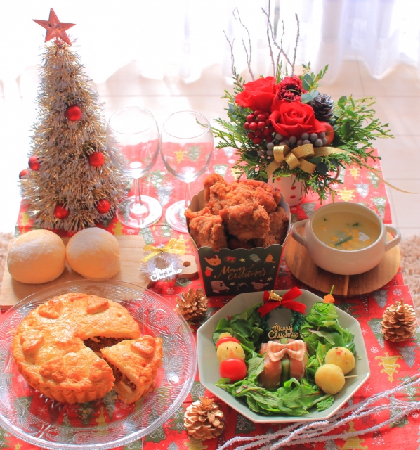 クリスマスのホームパーティー 企画の立て方から準備 飾り付けや料理のアイデア 招かれたときのマナーまで 小学館hugkum