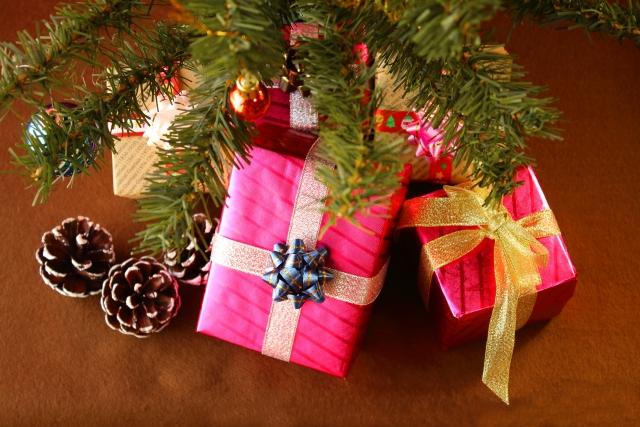 クリスマスプレゼントはいつ渡すのが正解？24日or25日？子どもが喜ぶ渡し方やタイミングをリサーチ！ | HugKum（はぐくむ）