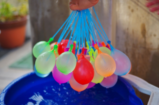 なつかしの水風船 子どもから大人まで楽しめる遊び方をご紹介 おすすめの水風船キットもチェック 小学館hugkum