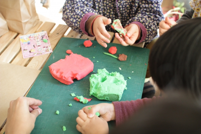 粘土遊びは知育にぴったり 年齢ごとの遊び方や素材別おすすめ商品を紹介 小学館hugkum