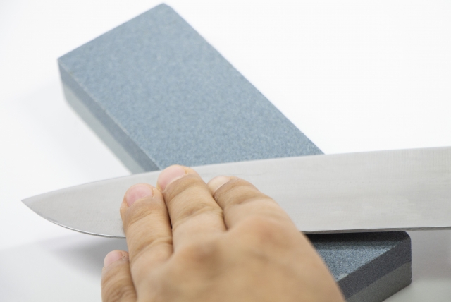 包丁の研ぎ方は 砥石はどう使う 頻度はどのくらい 手軽で便利な包丁研ぎ器も発見 Hugkum はぐくむ 包丁の研ぎ方は 砥石はどう使う 頻度はどのくらい 手軽で便利な包丁研ぎ器も発見 Hugkum はぐくむ