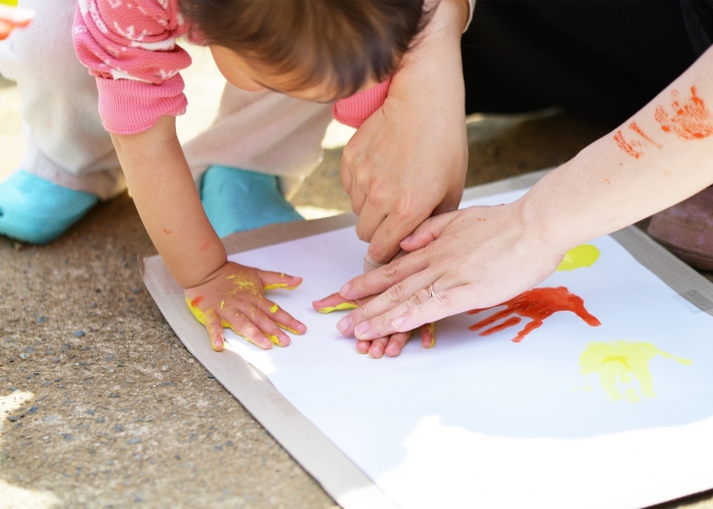 子どもと楽しく手形アートを作ろう おすすめのインクや便利なキットあります Hugkum はぐくむ
