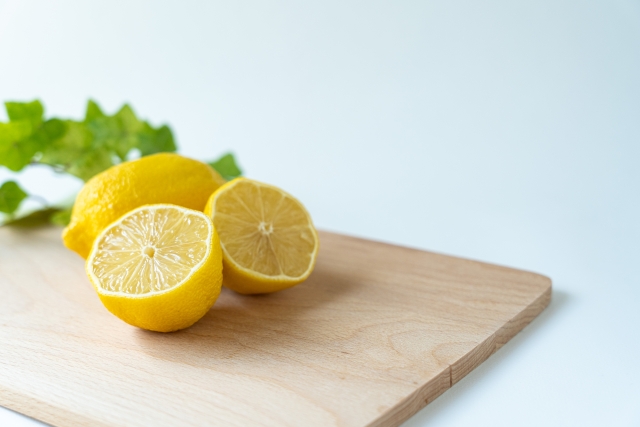 レモンは冷凍するとビタミンcが増える 冷凍レモンの便利でお得な裏技 レシピをご紹介 Hugkum はぐくむ