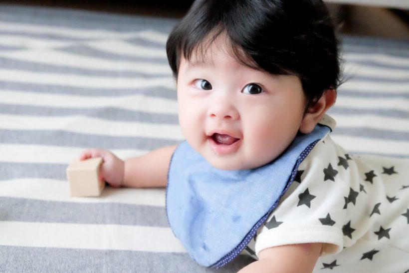 赤ちゃんがかわいいのはなぜ 体重の変化や月齢ごとの特徴 人気の名前やおすすめのおもちゃを紹介 Hugkum はぐくむ