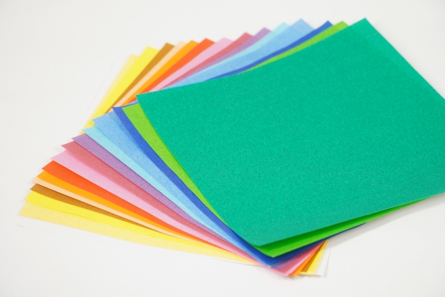 親子で楽しく折り紙を折ろう！ おすすめの折り紙本やいろいろな柄の折り紙をセレクト | HugKum（はぐくむ）