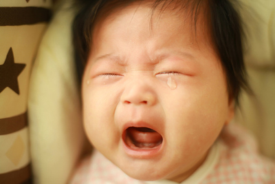 赤ちゃんが泣く理由は 月齢別の意味や激しく泣くときの対処法 泣く理由がわかるアプリを紹介 Hugkum はぐくむ