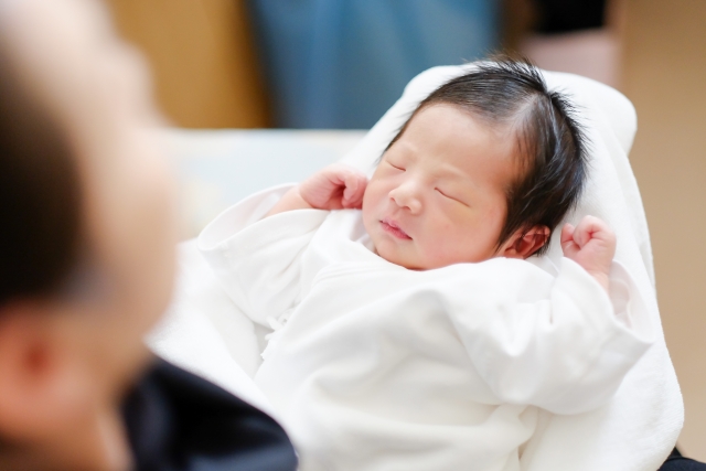 新生児の体温の正常値は 赤ちゃんの初めての熱はいつ 発熱の特徴や対処法を解説 小学館hugkum