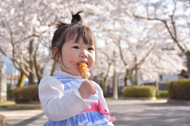 飴は何歳から食べさせていい アイスやケーキ 刺身やお寿司はいつから大丈夫 専門家監修 小学館hugkum