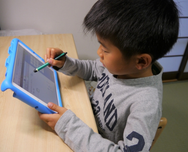 子どものタブレット学習 勉強の効果とは メリット デメリットから効果的な進め方を解説 Hugkum はぐくむ