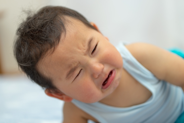 赤ちゃんが泣く理由は？ 月齢別の意味や激しく泣くときの対処法、泣く理由がわかるアプリを紹介！ 小学館HugKum