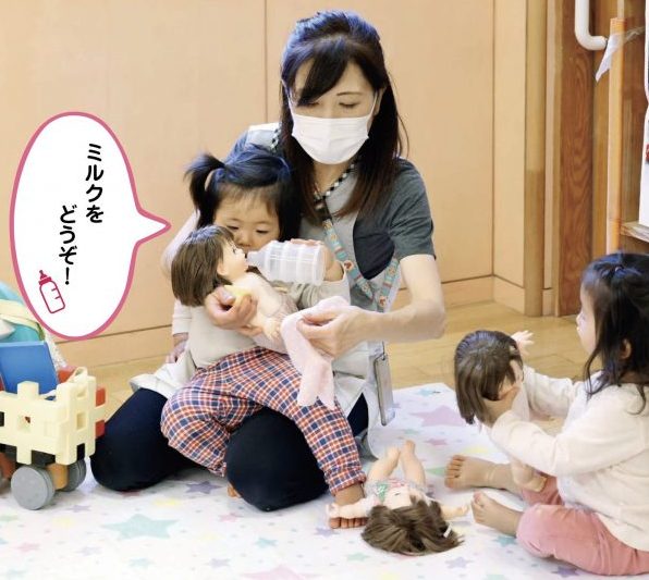 お人形「ぽぽちゃん」が保育園でひっぱりだこ！ 1～2歳児が生き生きと