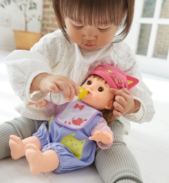 お人形「ぽぽちゃん」が保育園でひっぱりだこ！ 1～2歳児が生き生きとパパやママになりきる様子を潜入取材 | HugKum（はぐくむ）