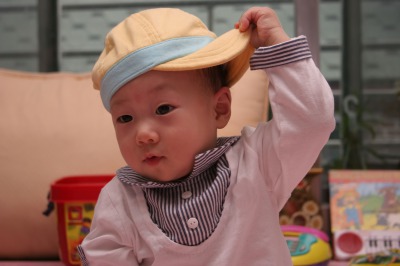 赤ちゃんの帽子を手作りしよう 毛糸やガーゼ 手縫いやかぎ針編みの簡単な作り方 Hugkum はぐくむ