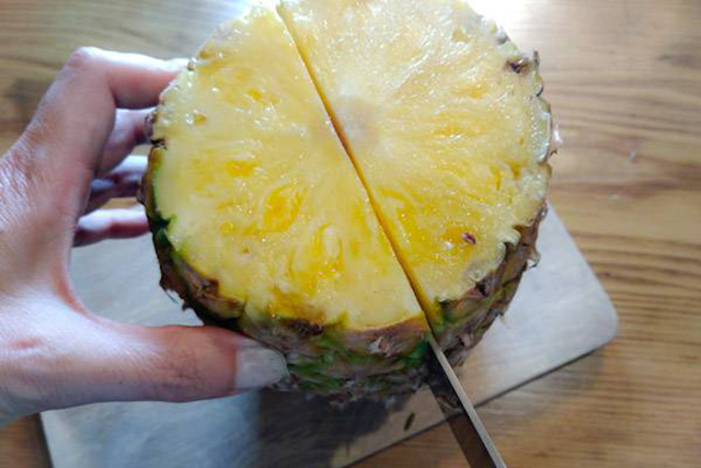 パイナップルの保存方法 おしゃれな切り方から芯と皮の取り方 美味しい食べ方までご紹介 Hugkum はぐくむ