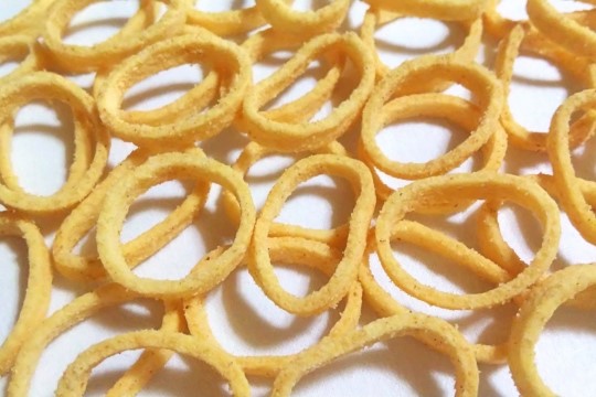 なげわ」ってどんなお菓子？ ポテコとの違いは？ 指にはめて楽しく食べ