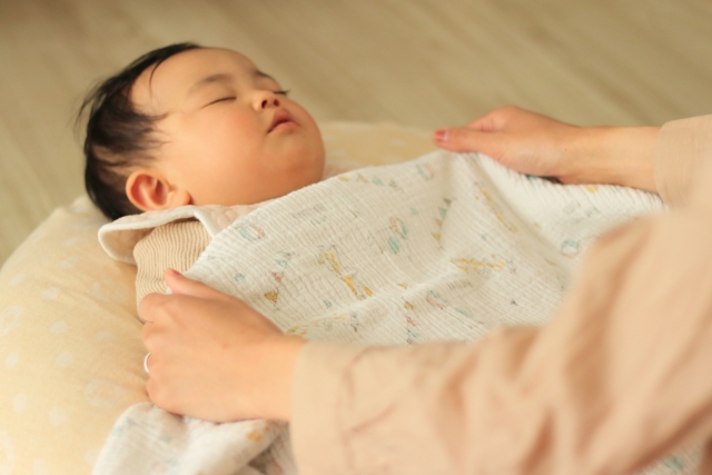 赤ちゃんの寝場所はどこがいい 昼間と夜間の使い分け方を先輩ママパパにリサーチ Hugkum はぐくむ