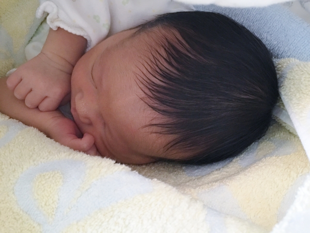 助産師監修 大泉門とは 赤ちゃんの頭のやわらかい部分の大きさや閉鎖時期 へこみや膨隆時の注意点 Hugkum はぐくむ