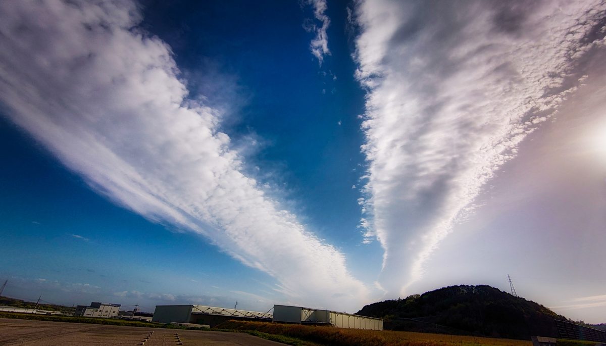 地震 雲 と は