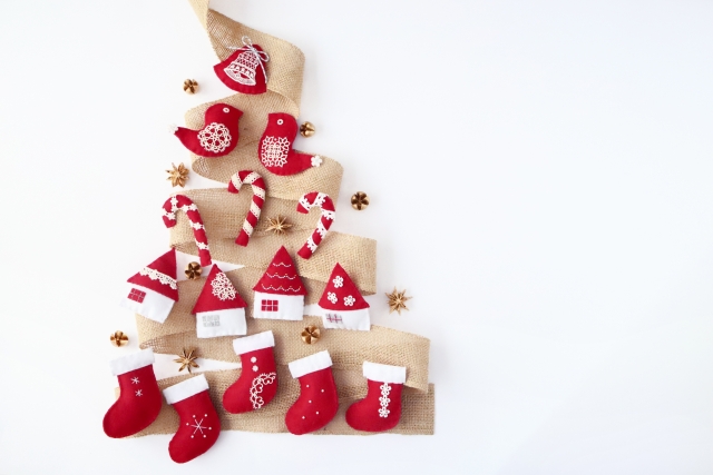 壁に飾るクリスマスツリー なら小さな子がいても安心 人気の商品と飾り付け実例 Hugkum はぐくむ